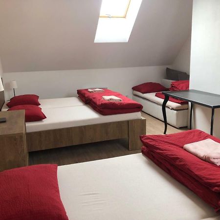 U Vinarstvi Hotel Mutenice Luaran gambar