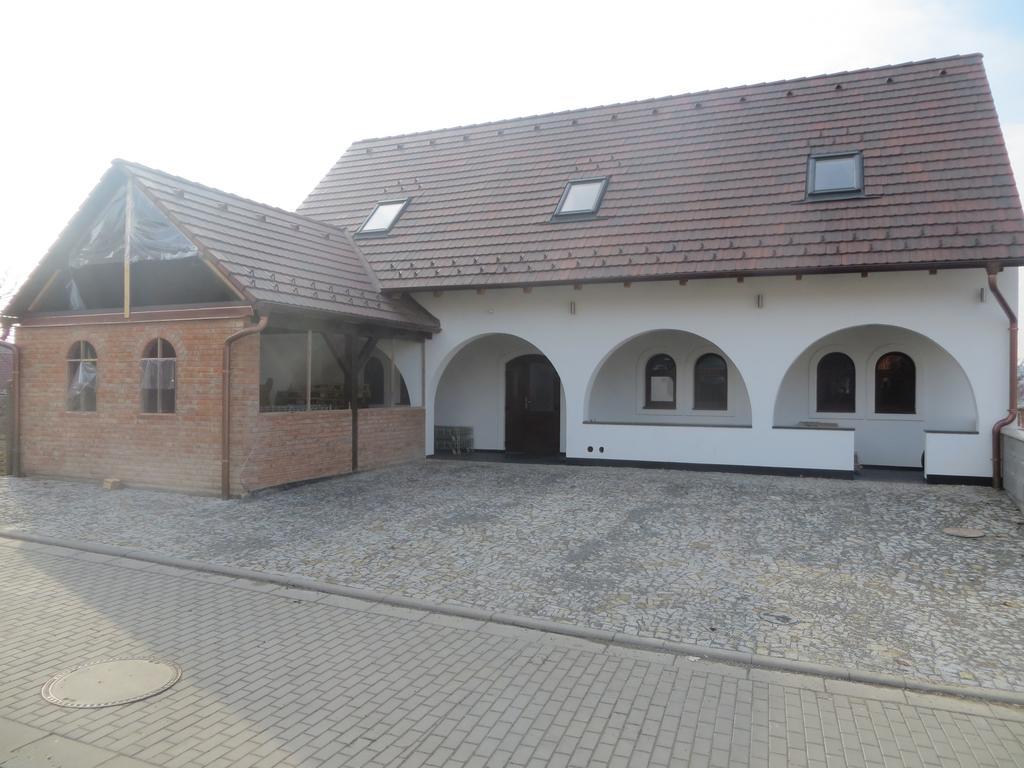 U Vinarstvi Hotel Mutenice Luaran gambar
