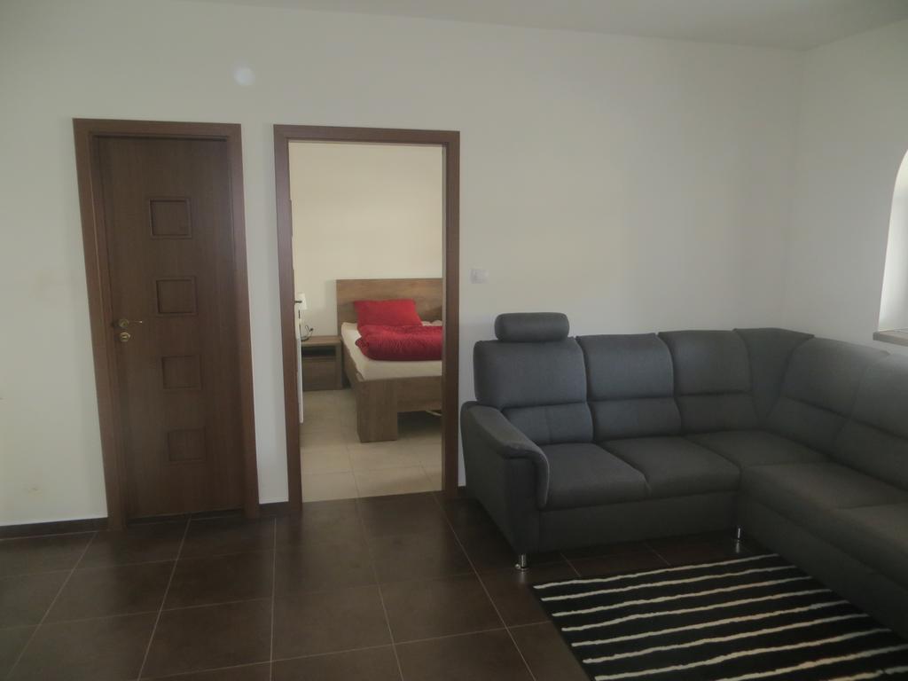 U Vinarstvi Hotel Mutenice Luaran gambar