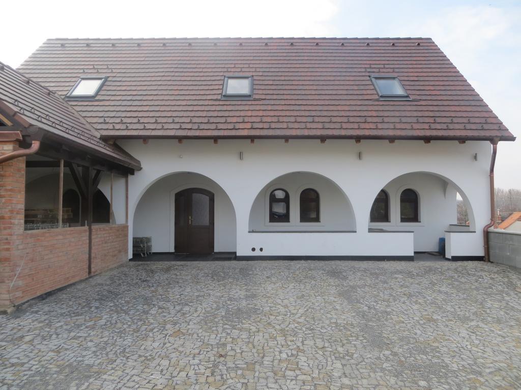 U Vinarstvi Hotel Mutenice Luaran gambar
