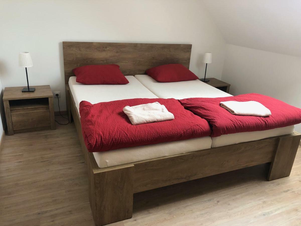 U Vinarstvi Hotel Mutenice Luaran gambar