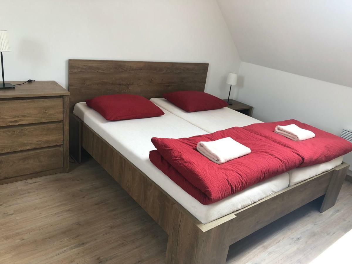 U Vinarstvi Hotel Mutenice Luaran gambar
