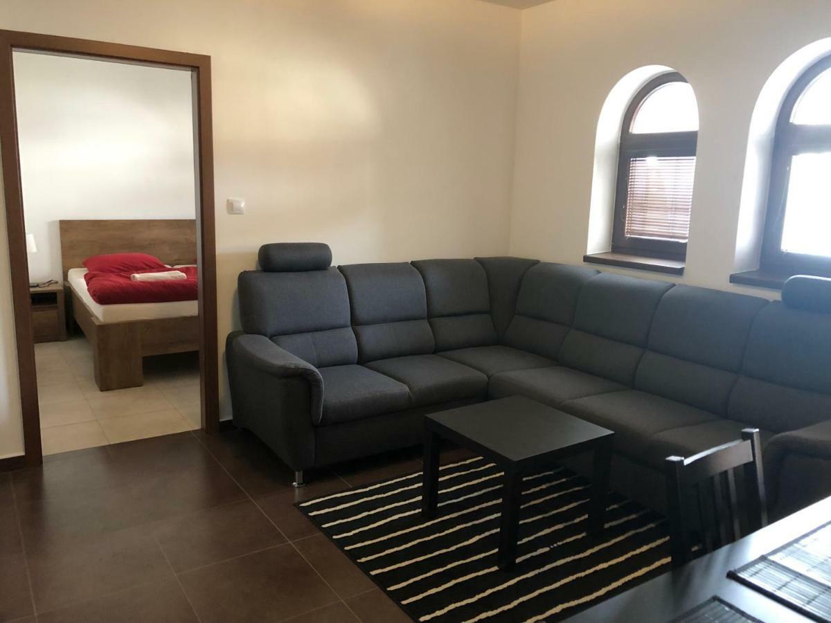 U Vinarstvi Hotel Mutenice Luaran gambar