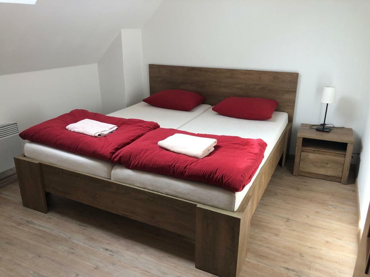 U Vinarstvi Hotel Mutenice Luaran gambar